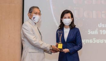 Nalinee Paiboon, M.D., proudly receives the Altruism Award 2021 in recognition of the Thai business person’s contribution to those in need.